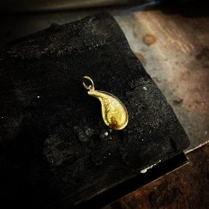 Goldener Tropfen, ziseliert