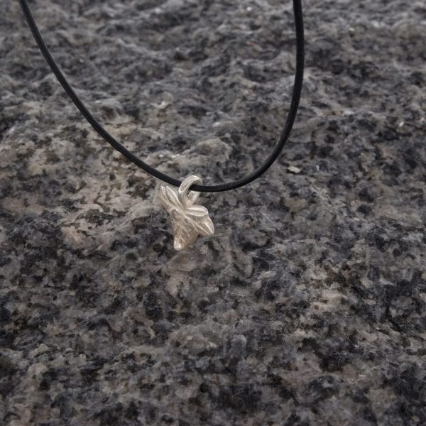 Anhaenger Efeu Seitenansicht scaled