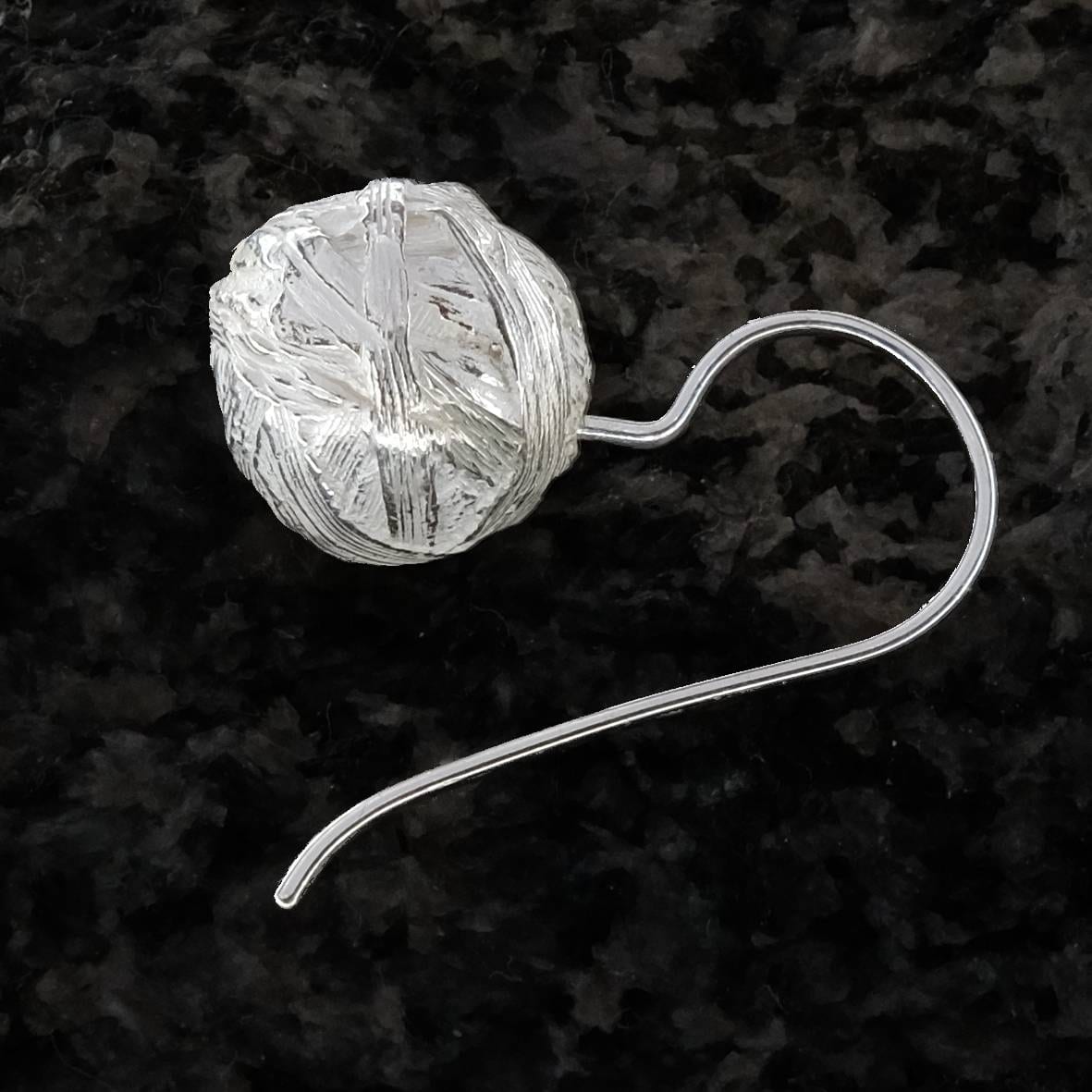 Graskugel Ohrpendeleure Silber liegend