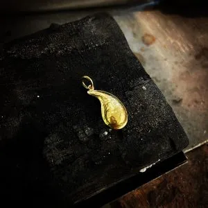 Goldener Tropfen, ziseliert