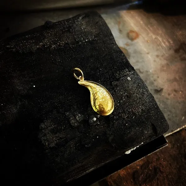 Goldener Tropfen, ziseliert