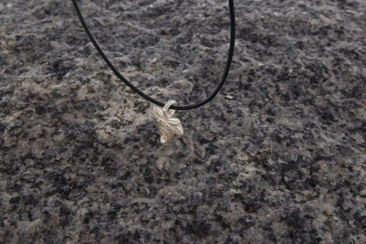 Anhaenger Efeu Seitenansicht scaled