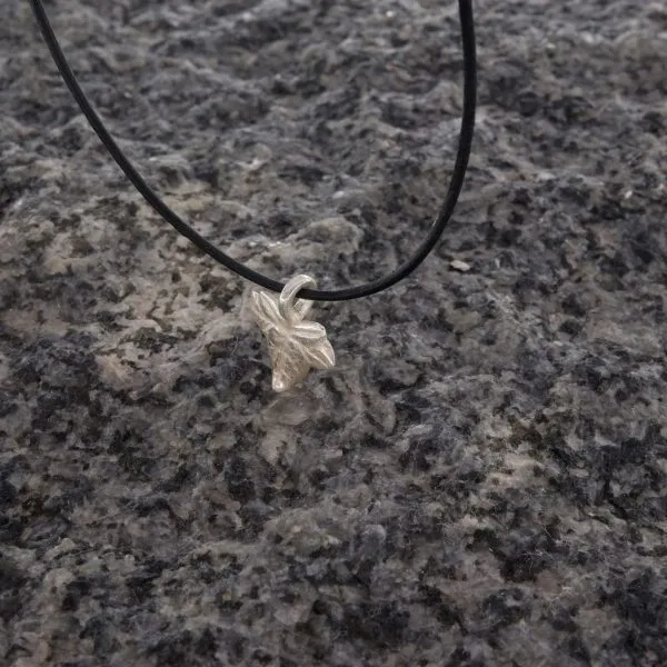 Anhaenger Efeu Seitenansicht scaled