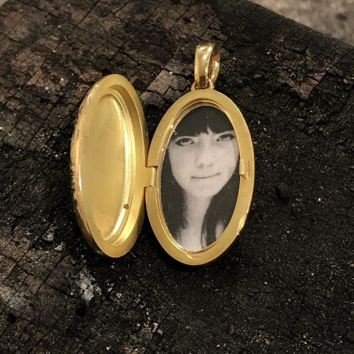 Medaillon Victor Mayer Gold innen