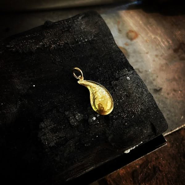 Goldener Tropfen, ziseliert