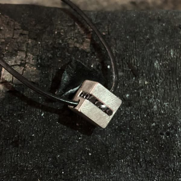 Anhaenger Black Cubik